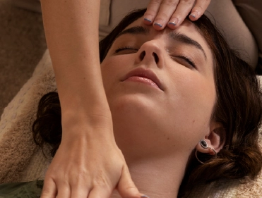 Massoterapeuta Deisi machado aplicando tecnica de Shiatsu em curitiba