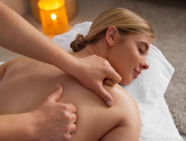 Massoterapeuta Deisi Machado aplicando tecnica de massagem relaxante em curitiba