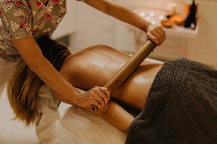Sessão de massagem modeladora aplicada com manobras firmes no abdômen