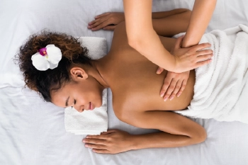 Mulher deitada confortavelmente recebendo tecnica de massagem terapeutica em curitiba