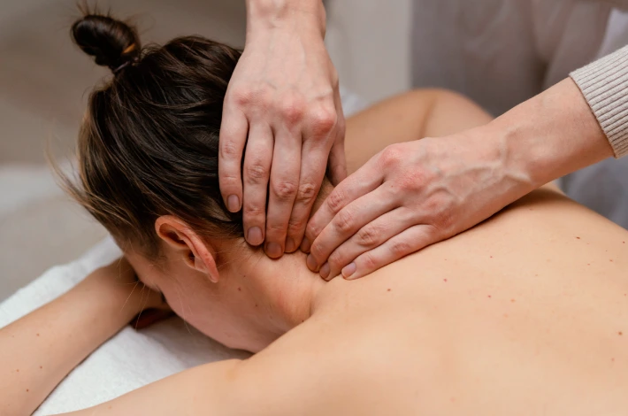 Massagista para coluna lombar em Curitiba: massagem terapêutica aplicada nas costas de uma cliente