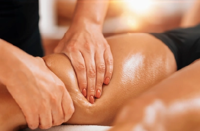Massagem Modeladora em Curitiba 7 Massoterapeuta Deisi Machado aplicando tecnica de massagem modeladora em curitiba