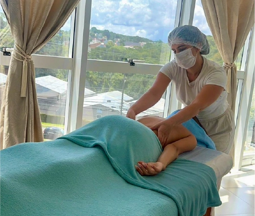 Massoterapeuta Deisi Machado aplicando tecnica de massagem relaxante em curitiba