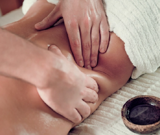 Massagem Modeladora em Curitiba 9 Massoterapeuta Deisi Machado aplicando tecnica de massagem modeladora em curitiba
