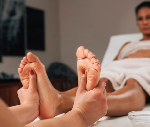 Reflexologia em Curitiba 9 Massoterapeuta Deisi Machado aplicando tecnica de reflexologia em curitiba